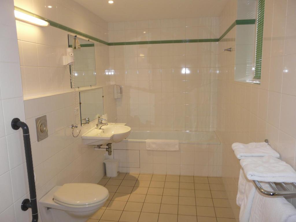 Salle de bain, bouchon lavabo - Photo de Les Ursulines, Autun